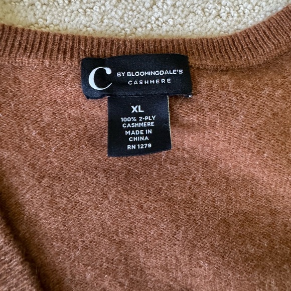 C By Bloomingdale’s Cashmere V Neck Sweater - Picture 4 of 4
